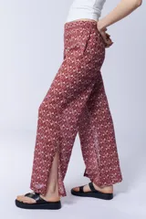Pantalón palazzo de viscosa con estampado geométrico en tonos rosa y beige.