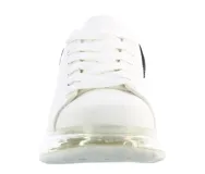 Championes blancos con detalles en negro, acordonados y con suela gruesa.