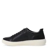 Zapato acordonado de cuero sintético color blanco, con suela ligeramente elevada.