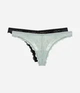 Kit de dos bombachas tipo bikini hilo confeccionadas en encaje floral, una negra y otra celeste.