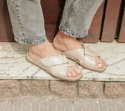 Sandalias de cuero color vainilla con textura tipo piel de cocodrilo, con tecnología Antistress, plantilla anatómica de PU con acción antibacteriana y suela de poliuretano.