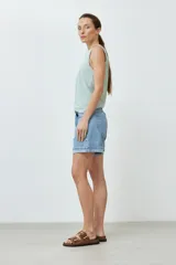 Short de jean celeste con bolsillos delanteros y traseros, y ruedo desflecado.