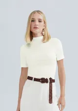 Camiseta verde claro de tela acanalada, con cuello alto y mangas cortas.