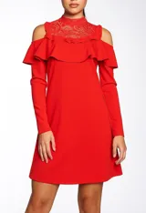 Vestido corto negro con hombros descubiertos, cuello alto de encaje y volado en el pecho.