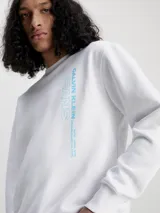 Buzo blanco de felpa de algodón con cuello redondo, puños y bajo acanalados. Estampado vertical con el logo de Calvin Klein Jeans en celeste en el lateral.