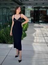 Vestido midi negro con breteles finos, escote en V y corpiño con lentejuelas.