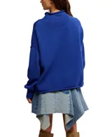 Suéter de tejido de punto grueso, color azul eléctrico, con cuello alto y calce oversized.