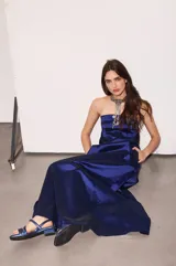 Vestido largo strapless de tafeta azul marino con sutil efecto tornasolado. Tiene elástico en la parte trasera y bolsillos ocultos.