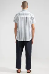 Pantalón azul marino confeccionado en lino 100% premium de alto gramaje. De corte recto y fit relajado, con cintura elástica y cordón de algodón.