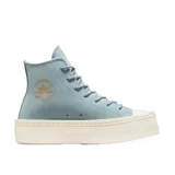 Championes celestes de caña alta con suela elevada y logo clásico de Converse.