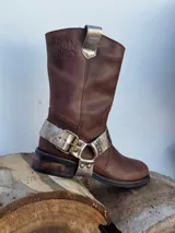 Bota de cuero marrón con estribo desmontable plateado.