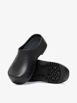 Zueco negro de poliuretano con plantilla anatómica extraíble.