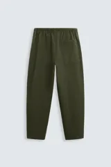 Pantalón verde militar de corte carrot fit, confeccionado en tejido de algodón. Cuenta con cintura elástica ajustable con cordón, bolsillos frontales y un bolsillo trasero de plastrón.