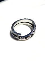 Anillo de acero inoxidable plateado con diseño de tentáculos de pulpo, abertura ajustable.