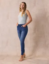 Jean skinny de tiro medio, color celeste, marca One Five One. Confeccionado en denim de algodón elastizado.