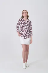 Camisa de manga larga con cuello mao y estampado paisley en tonos blanco, verde oliva y rosado. Presenta un calce holgado y bolsillos frontales.