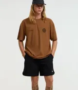 Bermuda masculina de tejido tecnológico color negro, con ruedo redondeado y cintura elástica con cordón interno. Presenta etiquetas aplicadas en la parte trasera y lateral.