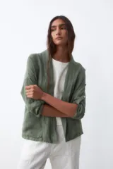 Chaqueta verde militar de lino, con cuello mao, mangas largas con botón para enrollar y corte recto.