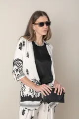 Blazer italiano de lino y viscosa color crudo con estampado de hojas en marrón oscuro. Manga tres cuartos con presilla y corte suelto.