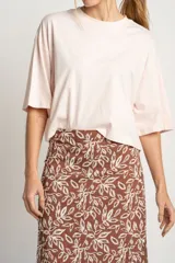 Remera rosa de algodón peinado, corte al cuerpo y mangas cortas.