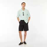 Bermudas negras de corte recto con cintura elástica y cordón ajustable.