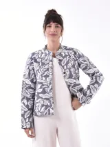 Chaqueta corta con estampado de hojas en tonos gris y blanco, cuello mao y cierre frontal con botones de madera.