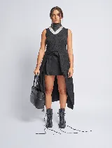 Cartera tipo tote color marrón topo, con doble asa de hombro y cierre superior. Incluye doble compartimento interno y un dije de borla colgando de una de las asas.