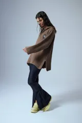 Pantalón oxford negro de tricot sin cintura, con costuras centrales en el delantero y tajos en la botamanga.