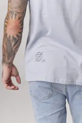 Remera negra de manga corta con cuello redondo y un pequeño estampado en el pecho que simula un radiograbador con texto.