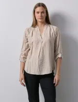 Blusa beige con rayas verticales blancas, escote en V y mangas 3/4 regulables con presilla y botón.