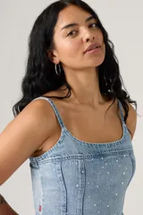 Cami top de jean celeste con breteles finos y strass plateados.