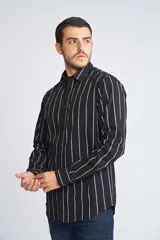 Camisa de hombre de manga larga a rayas verticales blancas y negras, de corte slim fit, con cartera abotonada y logo bordado. Confeccionada en algodón.