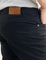 Pantalón negro de corte chino.