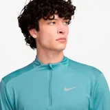 Camiseta técnica de running color azul con cuello alto y cierre parcial, de manga larga y diseño ligero.