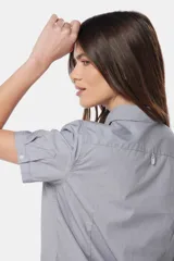 Camisa entallada de manga corta con rayas verticales celestes y blancas.