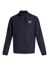 Campera cortaviento para hombre, color azul marino, con cierre frontal y capucha ajustable con cordones. Presenta el logo de Under Armour en blanco en el pecho izquierdo y detalles en blanco en las mangas.