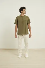 Camisa verde militar de manga corta, cuello mao y botones de coco.