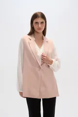 Chaleco blanco sin mangas con solapas, confeccionado en lino y viscosa. De corte recto y calce al cuerpo.