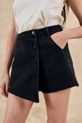 Skort negro de tiro medio, confeccionado en mezcla de algodón y poliéster, con botón frontal.