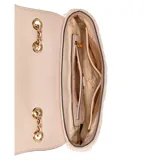 Cartera Guess Marieke chica color beige con diseño acolchado y logo bordado. Tiene correa larga de cadena dorada, cierre magnético, bolsillo con cremallera en la parte posterior y forro de tela con bolsillos interiores.