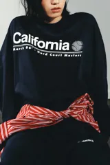 Sudadera azul marino de cuello redondo y manga larga, con texto "California" y diseño gráfico en blanco en el frente.