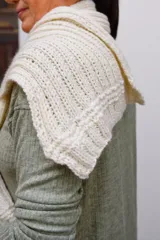 Bufanda larga color crudo, tejida a mano con lana merino uruguaya.
