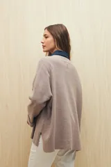 Sweater tejido color verde oliva con cruce irregular y botones a contraste.
