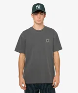 Remera de manga corta Carhartt color gris oscuro con efecto lavado, corte holgado y pequeño logo cuadrado de la marca bordado en el pecho izquierdo.