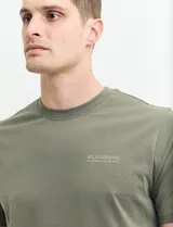 Remera verde de manga corta y cuello redondo.