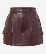 Short pollera corto color bordó, confeccionado en poliuretano (PU), con bolsillos delanteros grandes con solapas y cierre por cremallera.