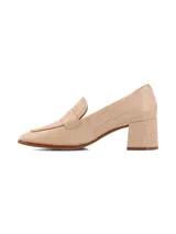 Zapato marrón de cuero con taco cuadrado de madera y detalle de cuero texturizado en la parte delantera.