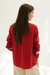 Camisa roja con detalles de encaje color crema en hombros, mangas y frente.
