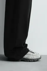 Zapatillas grises con cordones, capellada combinada y suela chunky con diseño irregular.