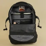 Mochila de 28 litros color gris y marrón, fabricada con tejido antidesgarro de residuos plásticos reciclados.